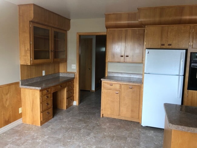 Building Photo - 3 Bed 2 Bath