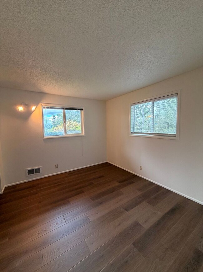 Building Photo - 2-Bedroom 1 1/2- bathroom Townhouse style duplex.