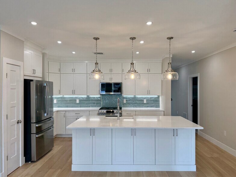 Building Photo - 906 Main St