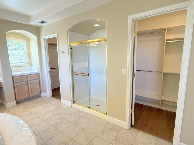 Building Photo - Former Model Home in Desirable Bridges Com...