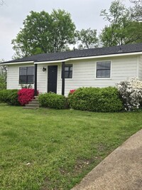 Building Photo - Mighty Cute in Lindale TX