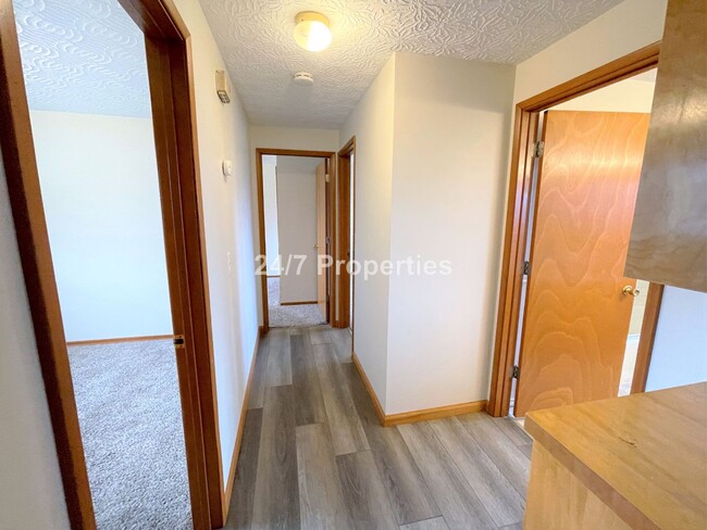 Building Photo - Gladstone Single-Level Home - 3BD I 1.5BA