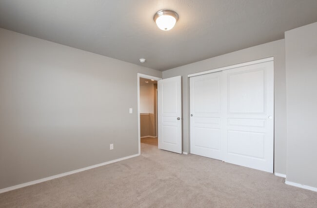 Building Photo - Beautiful 4 Bedroom 2.5 Bath River Run Home