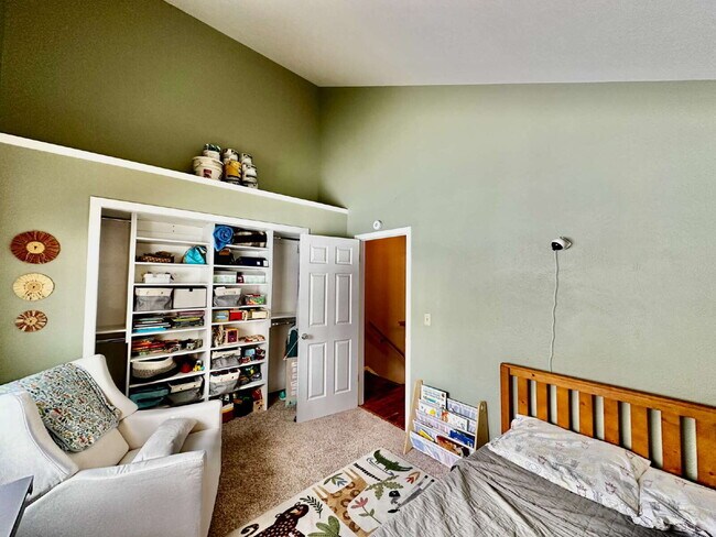 Building Photo - Available Now!  Wonderful 3-Bed Townhome Near Waneka Lake!