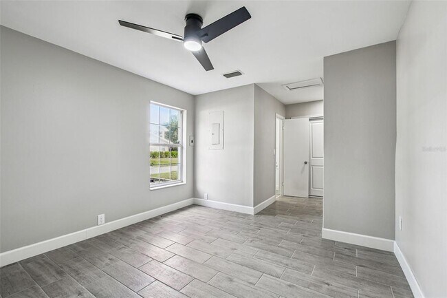 Building Photo - 2 S Treasure Dr