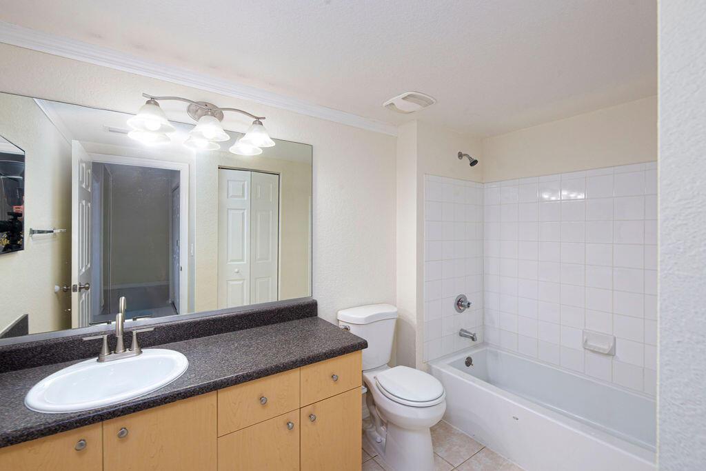 Building Photo - 2400 Centergate Dr