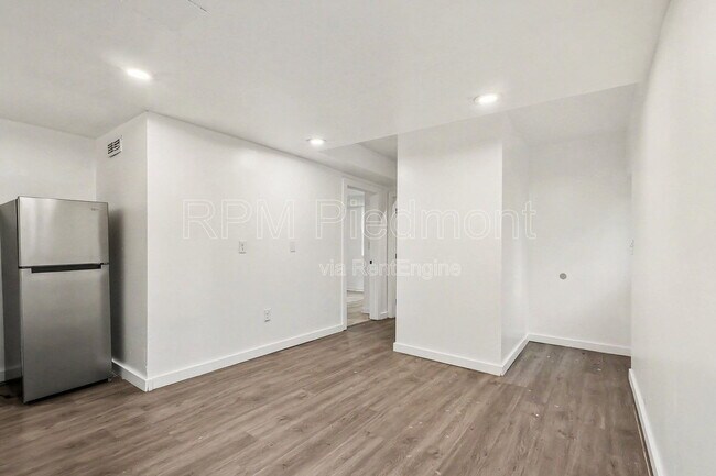 Building Photo - 2496 Lester St