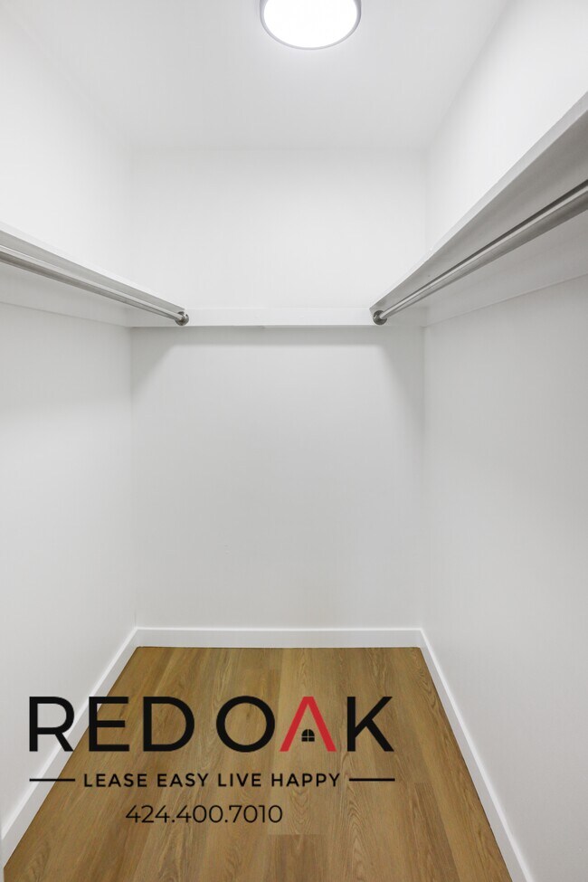 Building Photo - Modern, Spacious, Remodeled One Bedroom wi...