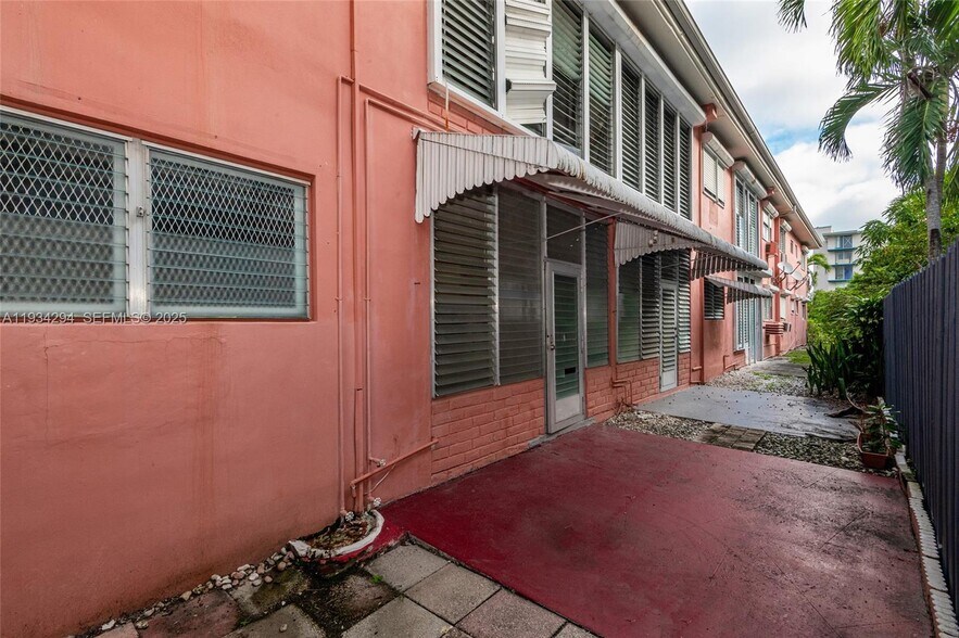 Building Photo - 1560 NE 127th St