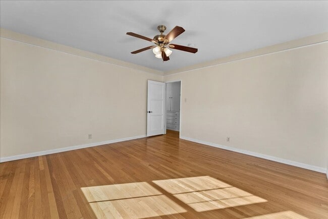 Building Photo - 5918 S Fairfax Ave