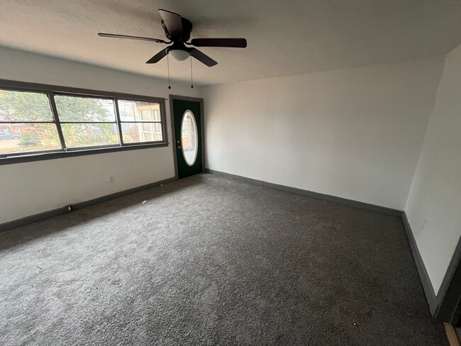 Building Photo - 754 Raymond Rd