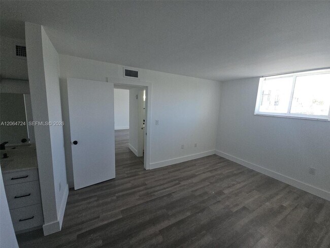 Building Photo - 8101 Crespi Blvd