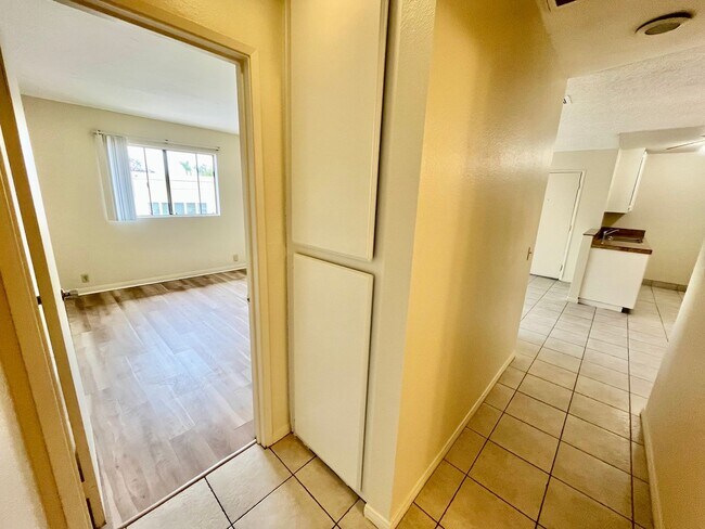 Building Photo - Upstairs 2BD/2BTH with Central A/C, Privat...