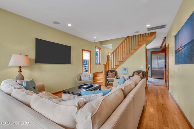 Building Photo - 573 Tarpon Ave