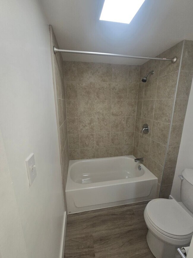 Building Photo - Conveniently located and secured 1-bedroom, 1-bathroom