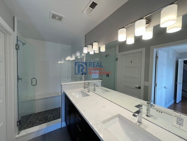 Building Photo - 4922 Lowell Blvd