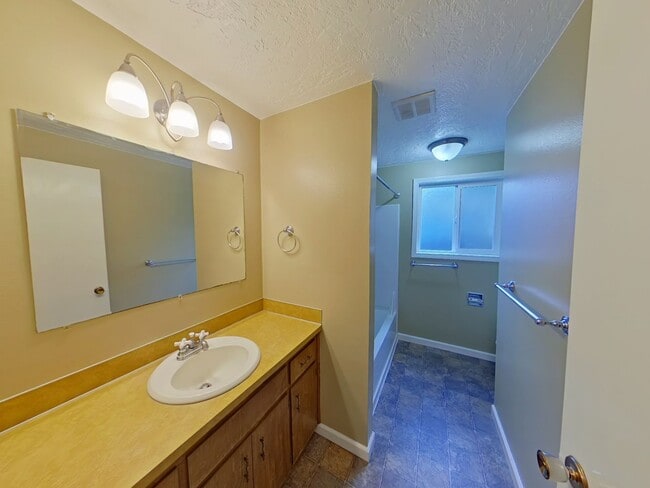 Building Photo - 24798 Parkside Dr