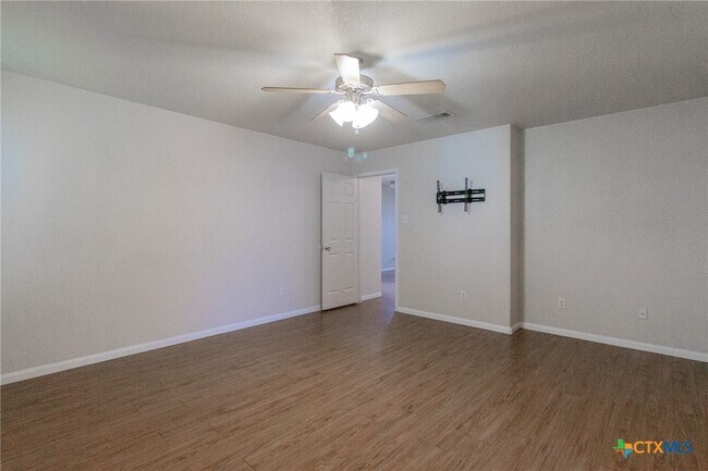 Building Photo - 2203 Love Rd