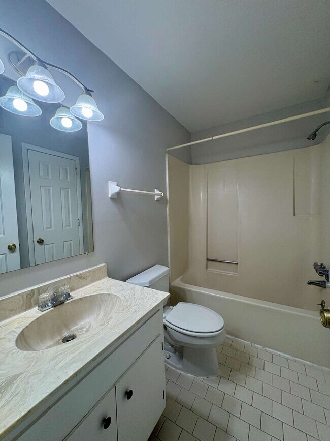 Building Photo - Amazing Location! View of Centennial Park! 1 Bed 1 Bath