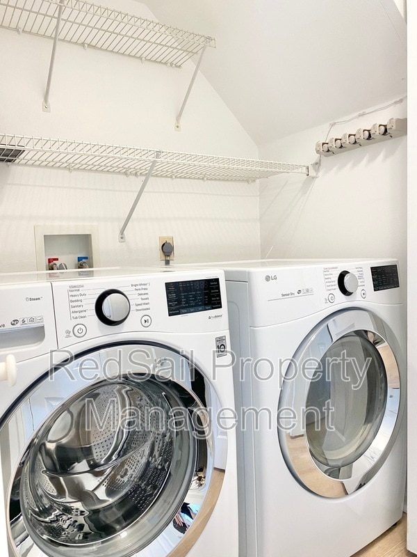 Building Photo - 5525 Fair Oaks Dr