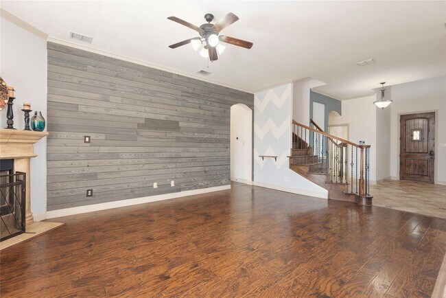 Building Photo - Oak Point Beauty