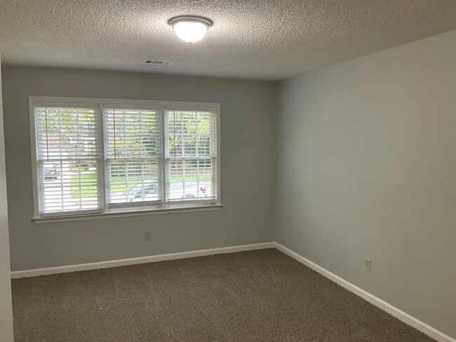 Building Photo - 5551 Fallsbrook Trce