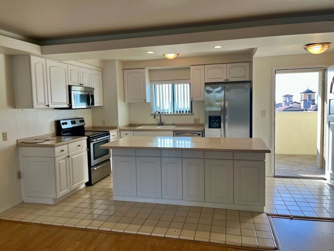 Building Photo - 6th Floor 2 Bedroom 2 Bath Newly remodeled...