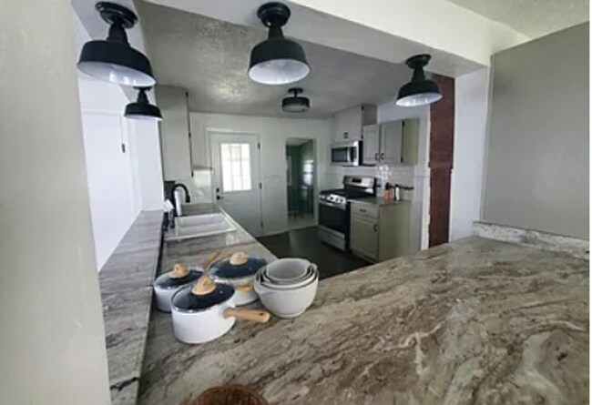 Building Photo - Cute 2 bedroom in South East Springfield