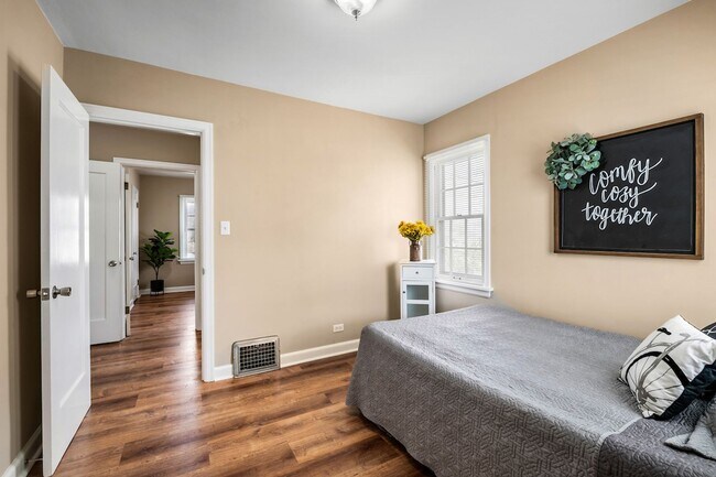 Building Photo - Updated 3-Bedroom, 2-Bath Home in the Hear...