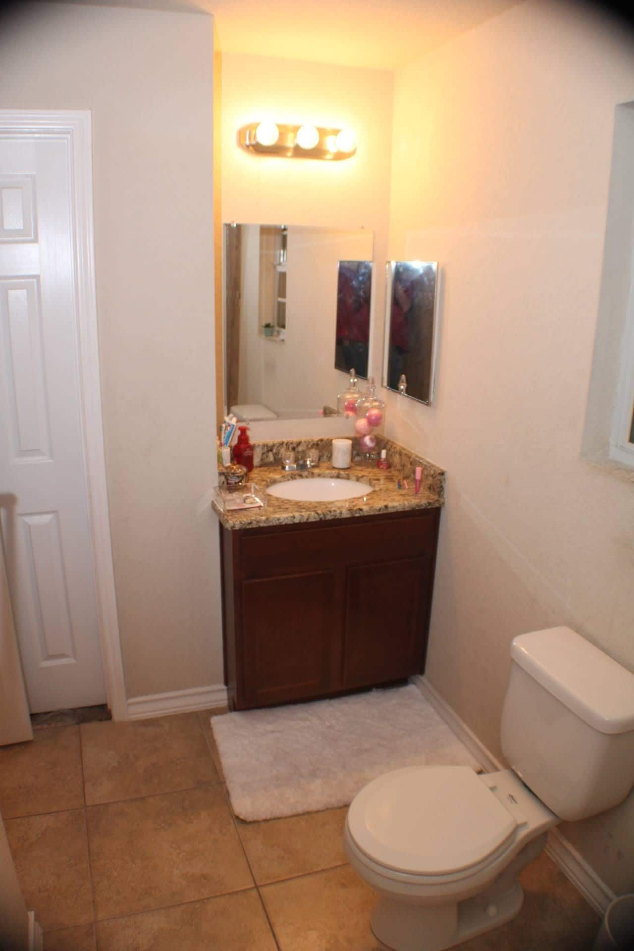 Bathroom 3 - 4923 Flipper Dr