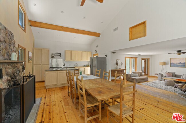 Building Photo - 2026 Topanga Skyline Dr