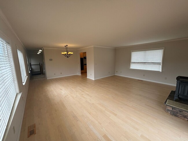 Building Photo - TOP FLOOR 2 BED FLAT - AVAILABLE NOW!