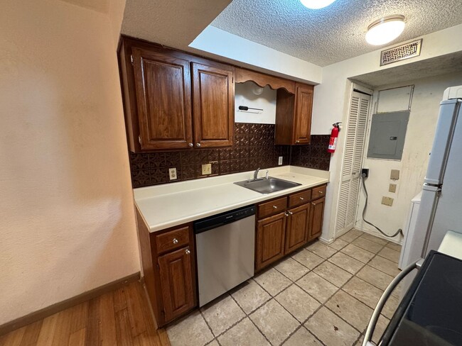 Building Photo - Move -in Special: Cute 2 Bedroom condo (ga...