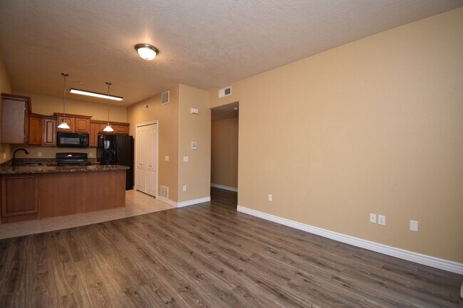Building Photo - Great 2 Bed 2 Bath Unit in Millcreek!!!