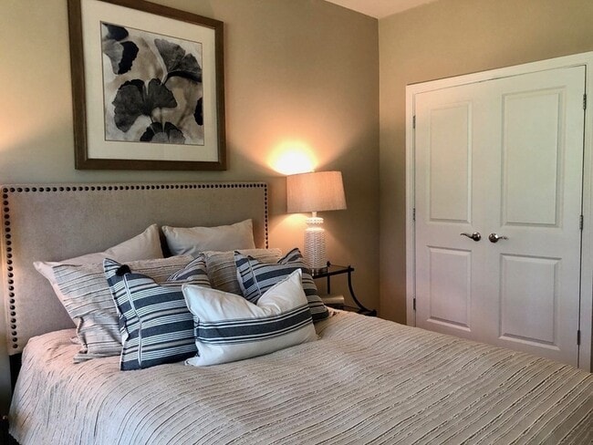 Building Photo - 130 University Ave