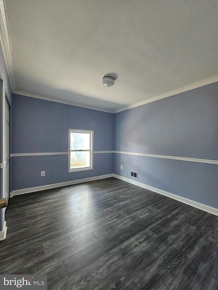 Building Photo - 6020 Regents Park Rd