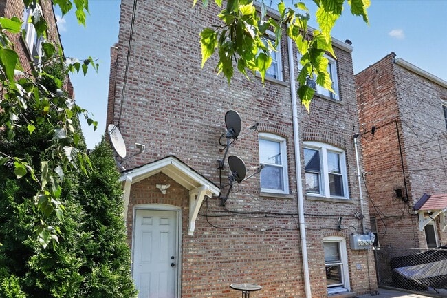 Building Photo - 1822 Gunderson Ave