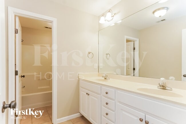 Building Photo - 2026 Laurel Lakes Ln