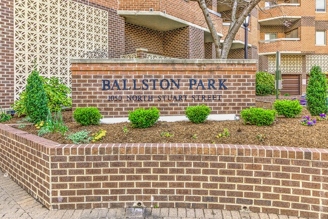 Building Photo - 1050 N Stuart St