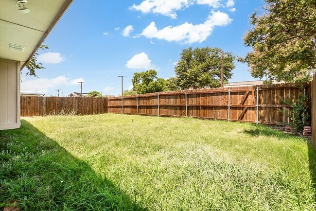 Building Photo - 1016 Willowbrook Trail