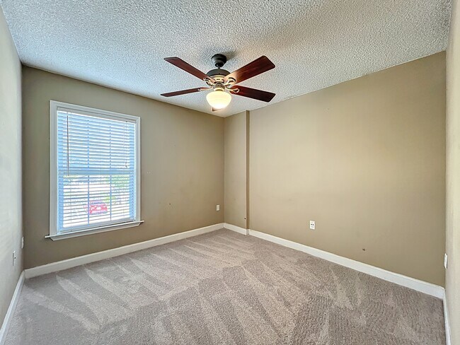 Building Photo - 2065 Dixie Belle Dr