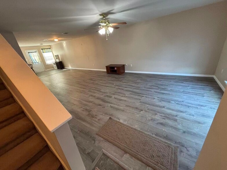 Building Photo - 211 Greenbriar Dr