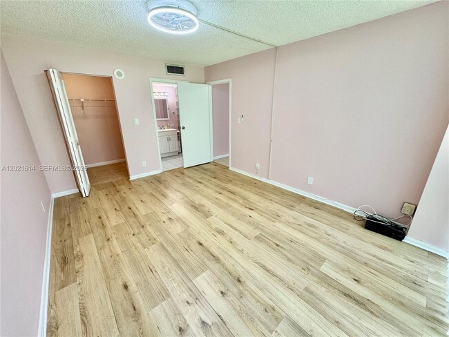 Building Photo - 17011 N Bay Rd