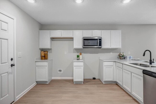 Building Photo - 5460 Amazon Ave