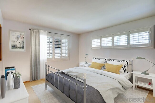 Building Photo - 8860 Villa La Jolla Dr