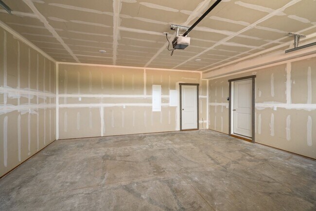 Building Photo - Gorgeous 3 Bedroom condos with double stal...