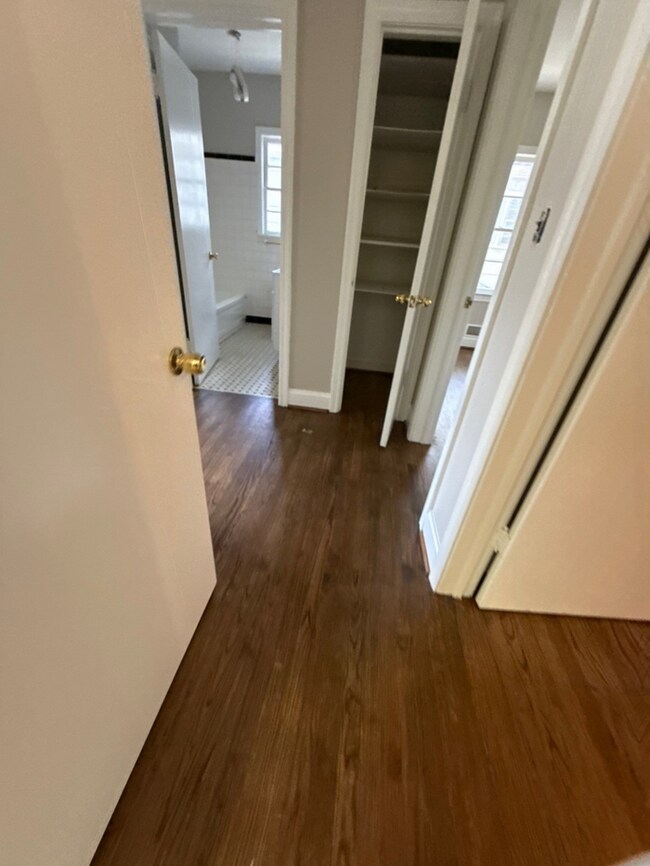 Building Photo - Charming 3-Bedroom Home for Lease in South...