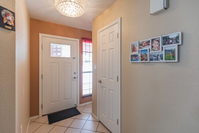Building Photo - 3 bed 2 bath beautiful home!