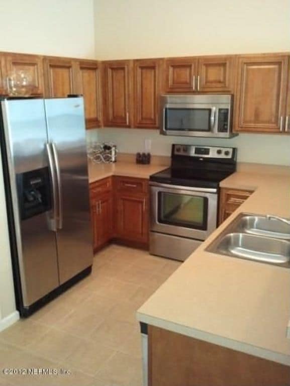 Building Photo - Welcome to this charming 2-bedroom, 2-bath...