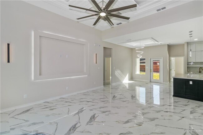 Building Photo - 20 E Sabinal Ave